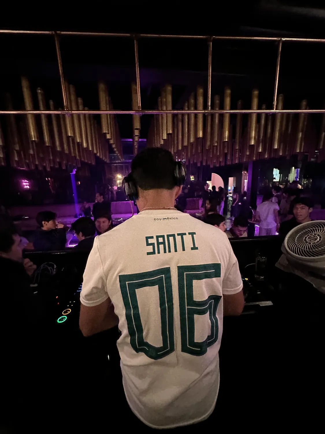Greek de espaldas con jersey 'Santi 06' frente a la pista, con luz morada